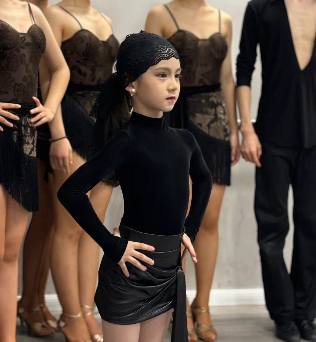 Top舞服少儿拉丁舞精致刘备秋冬长袖黑色皮裙套装女童跳舞练习服