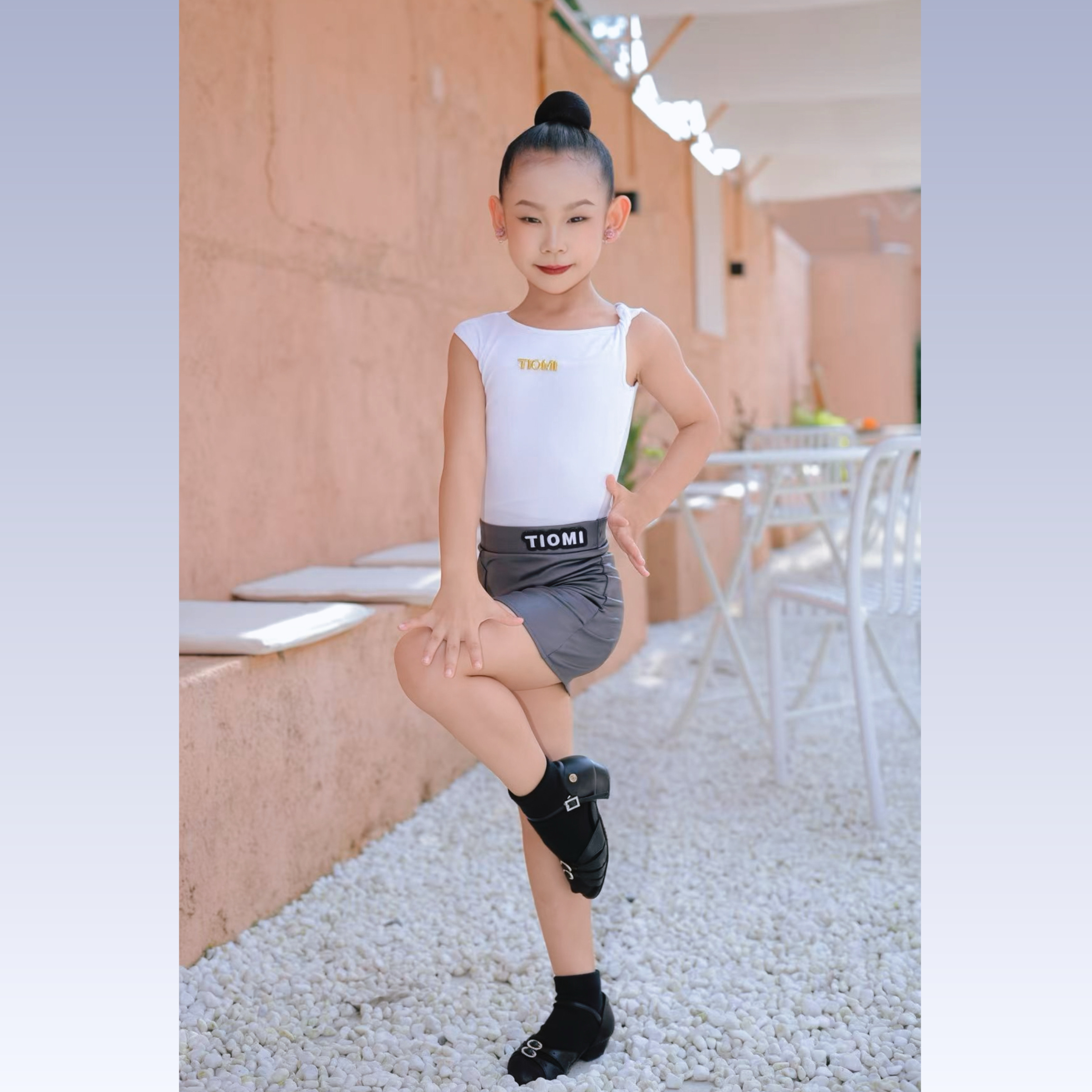 Tiomi舞服风帆舞蹈少儿拉丁舞白灰拼色皮裙套装女童扭结练习服