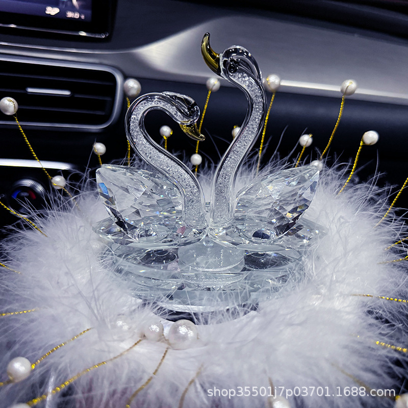 高档可爱新款水晶天鹅车内饰品摆件车载中控台香水座车装饰品摆饰