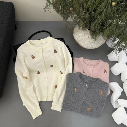 圆领小熊刺绣蜜熊绒羊毛针织开衫