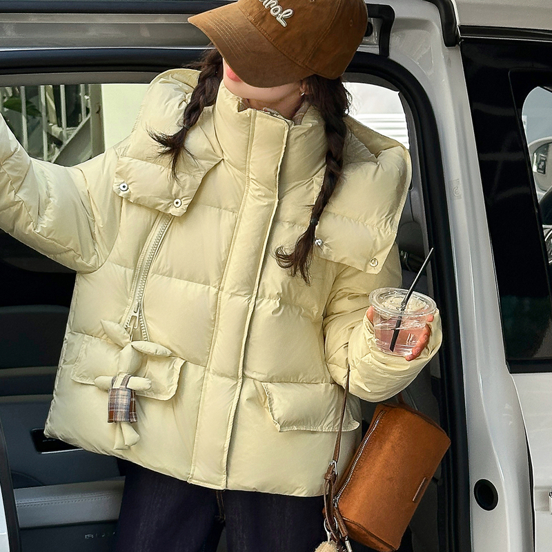 女童连帽羽绒服2025新款冬装儿童加厚保暖外套大童玩偶挂件衣服潮