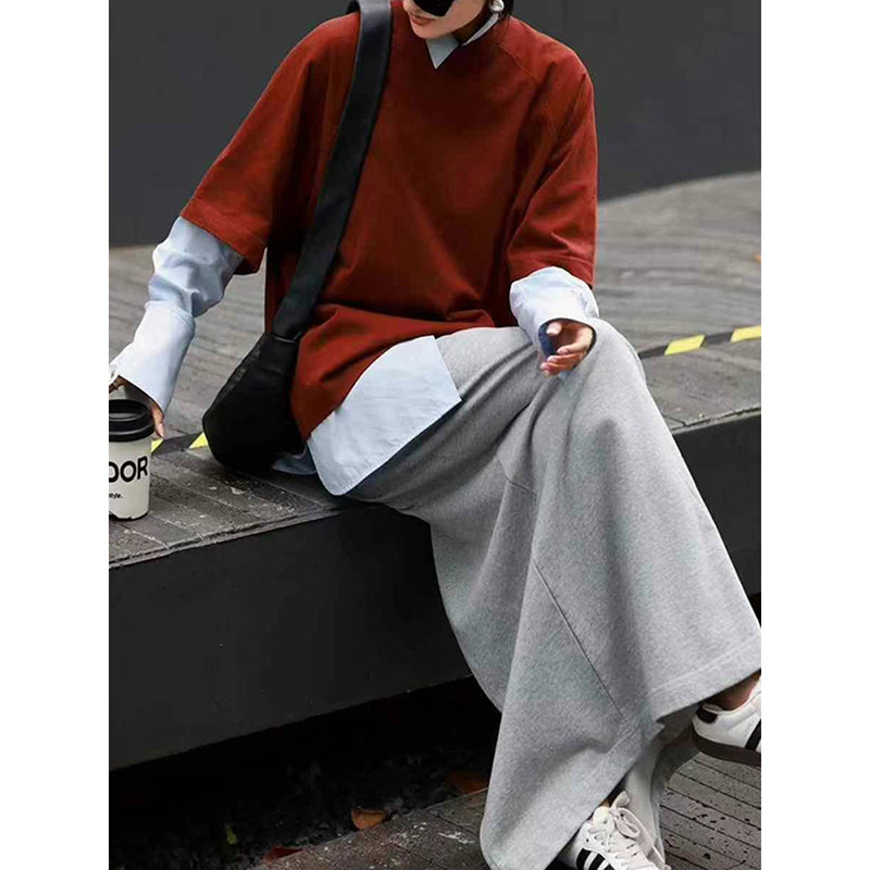 松弛感流行穿搭套装女2025新款红色卫衣浅蓝色衬衫灰色半裙两件套