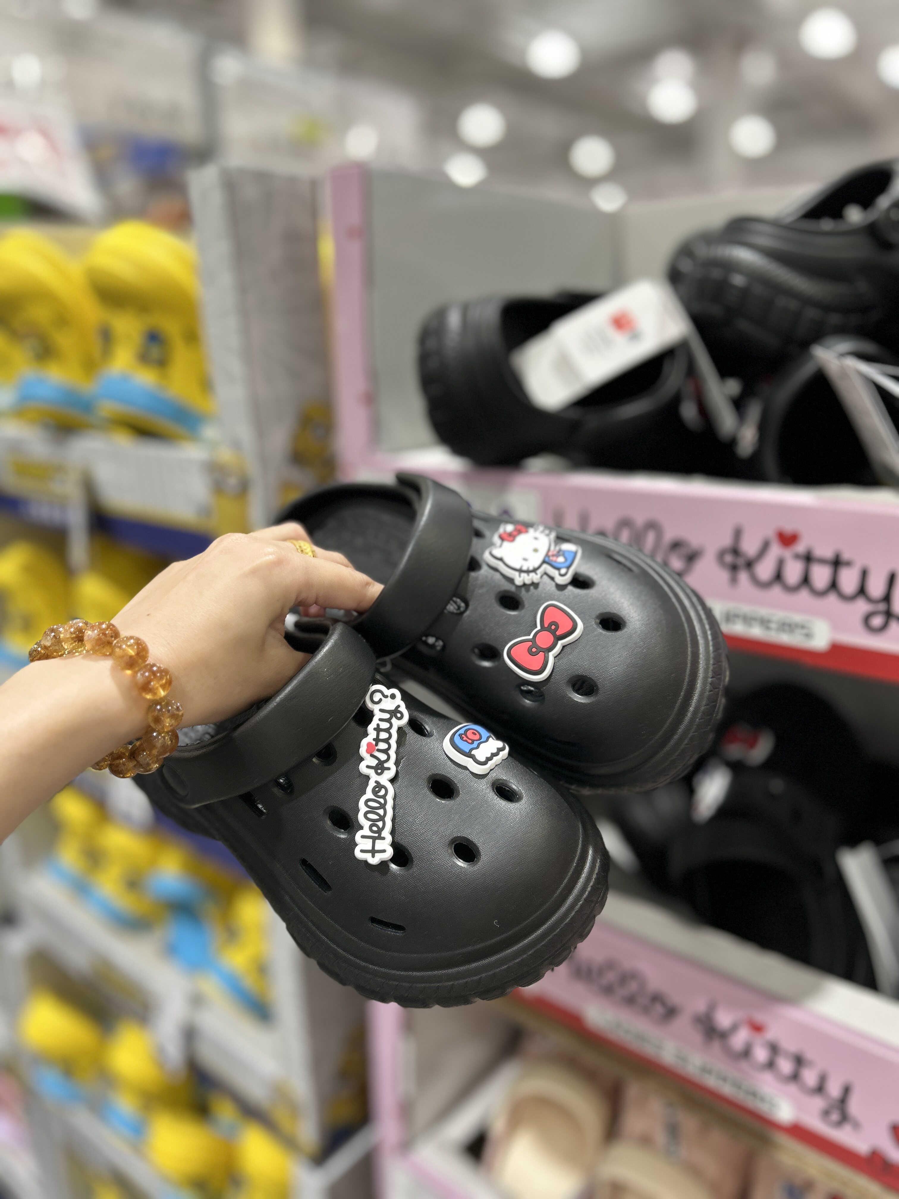 Costco开市客HELLO KITTY女士厚底洞洞鞋防滑KT女鞋2色入图片