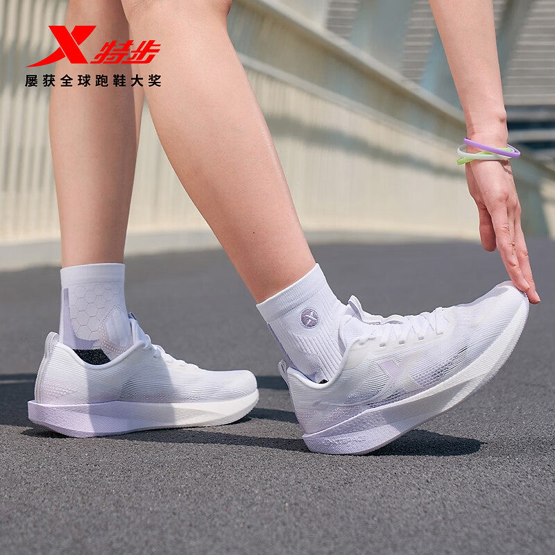 特步致轻10.0女跑鞋2026夏季新款缓震轻便透气跑步鞋974218110016