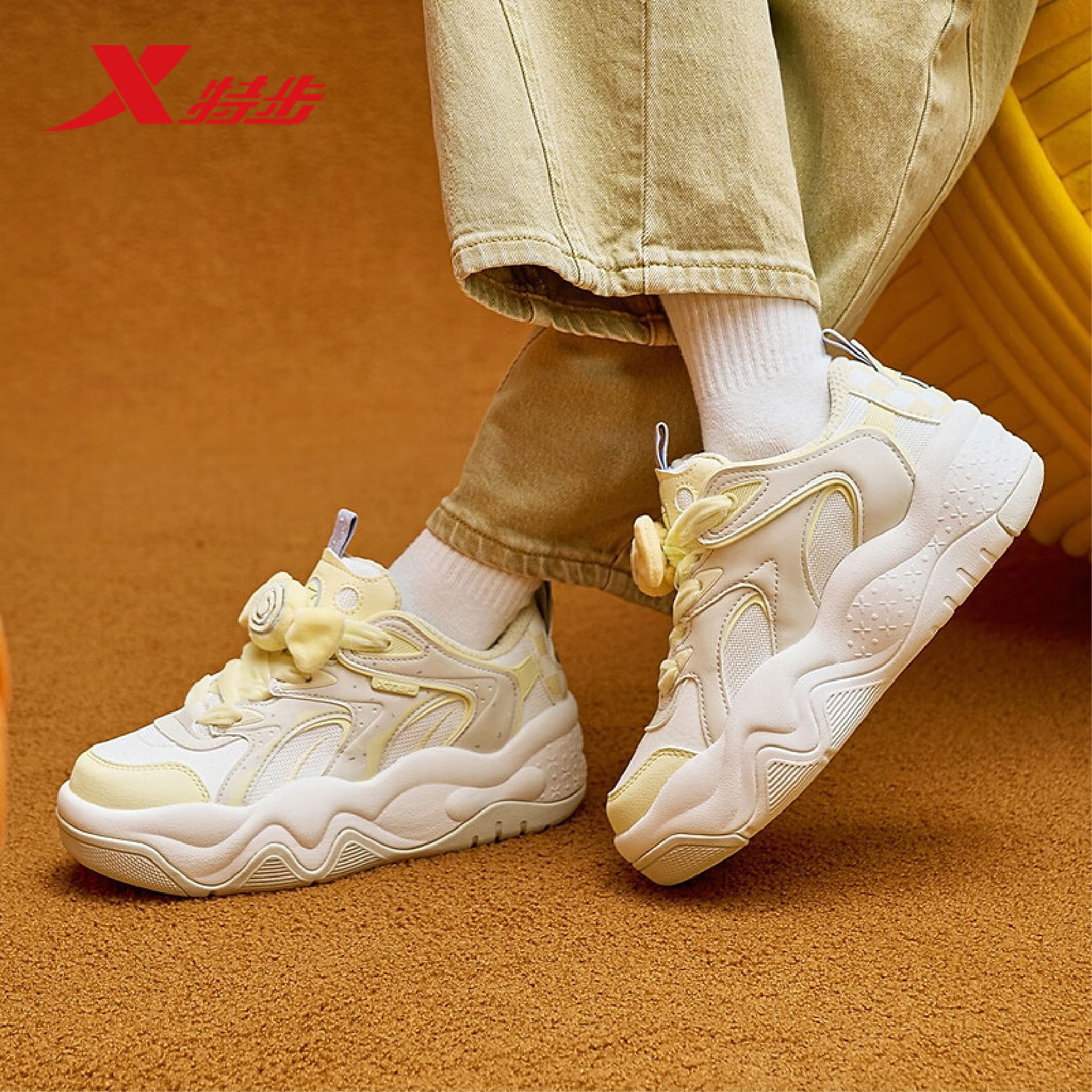 特步吐司鞋女休闲板鞋2025冬季新款轻便运动街头板鞋975418310053