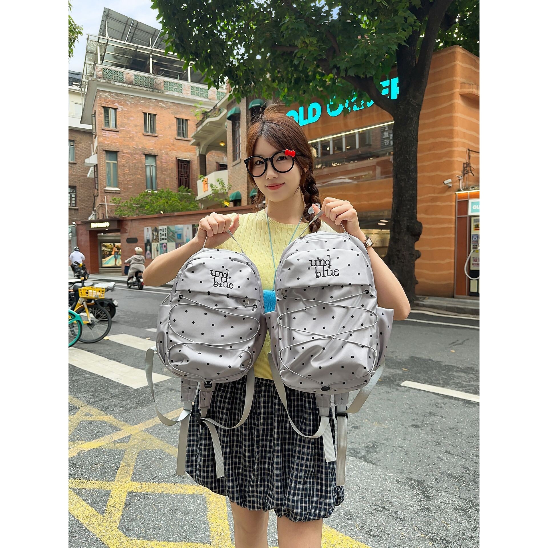 韩国明星同款雾灰凝露圆点漫织书包冷调少女酷飒街头感夏日出游上