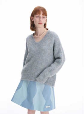 SERY设计师款冬新品浅灰色知识分子风V领纱驼绒套头毛衣女