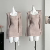 韩雨嘉日常美女感粉色V领钩花坑条针织连衣裙女毛衣开衫 套装