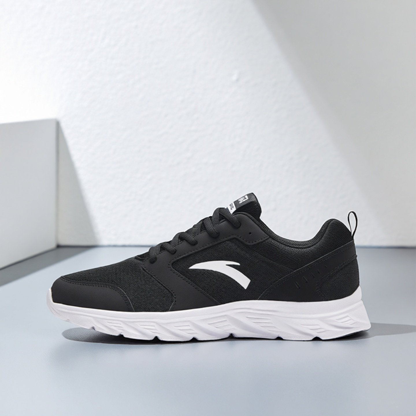 安踏男鞋跑步鞋2025秋冬季新款正品休闲运动鞋男皮面网面透气鞋子