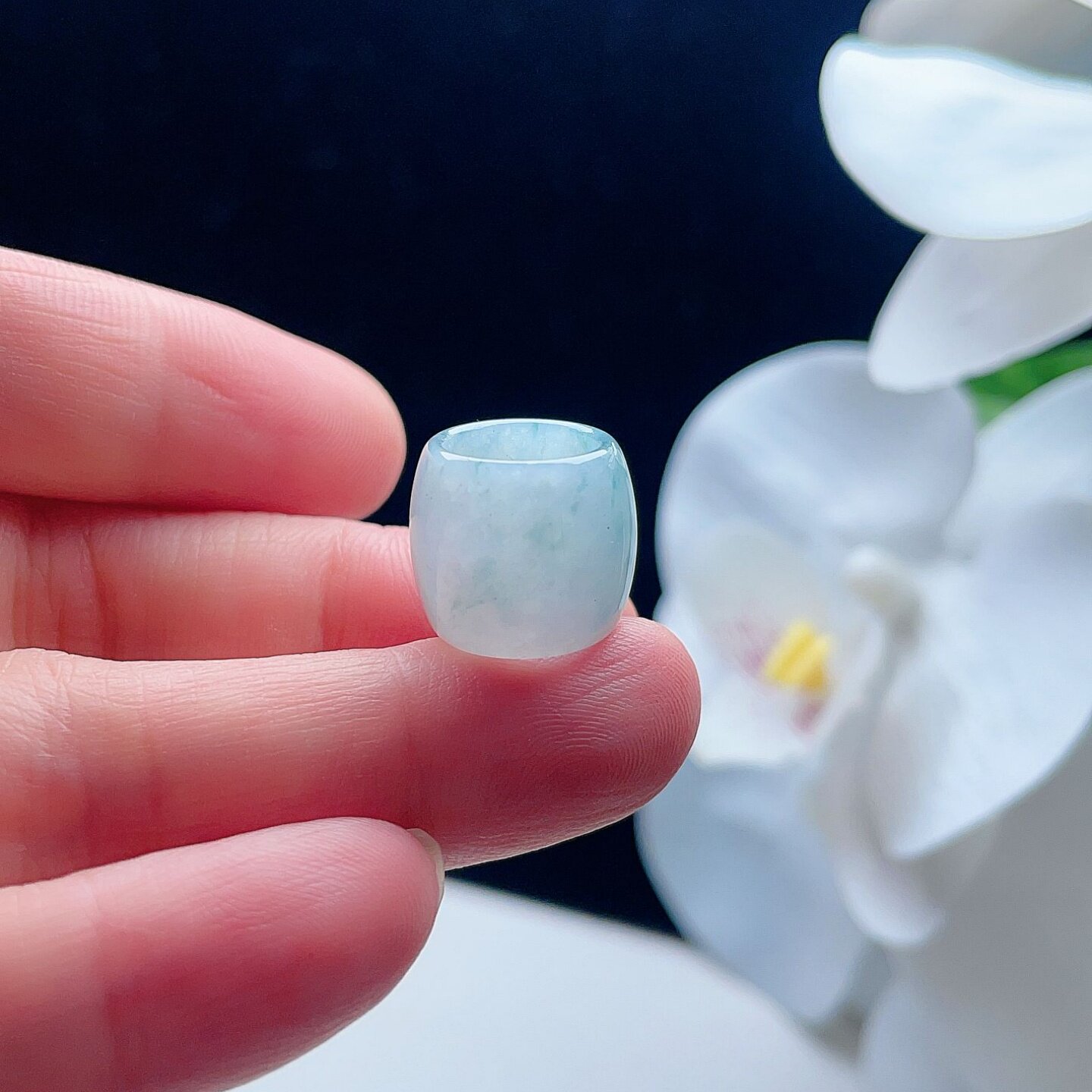 天然翡翠大孔路路通乳白淡绿飘花