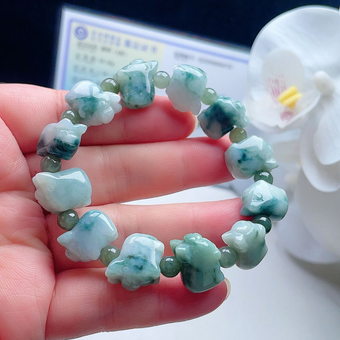 天然翡翠立体猪手链乳白淡绿飘花