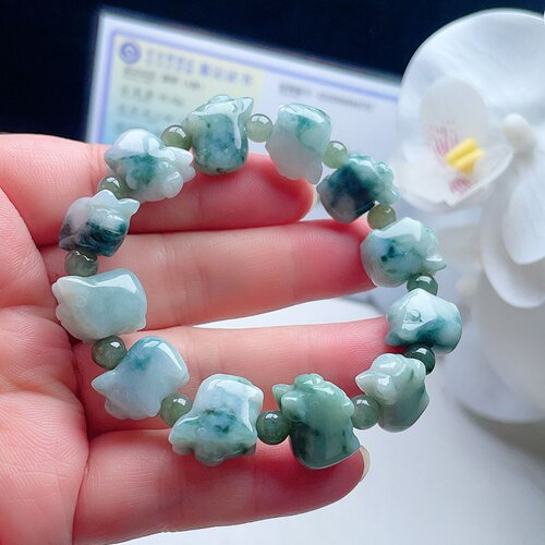 天然翡翠立体猪手链乳白淡绿飘花