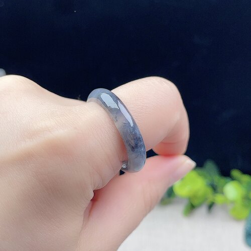 冰糯种灰乌鸡飘花戒指意境