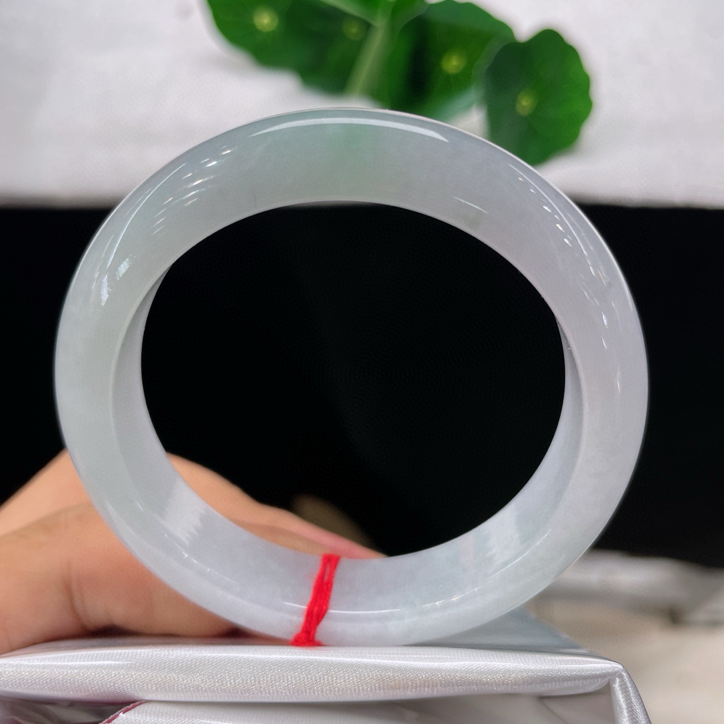 天然A货翡翠手镯乳白淡绿52mm缅甸老坑玉镯子清新淡雅正圈绿雾