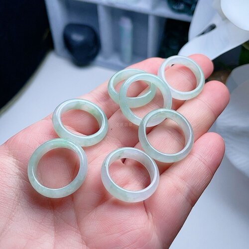 天然翡翠戒指乳白淡阳绿飘花清新