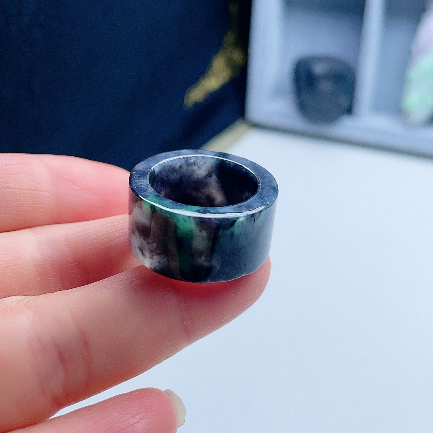 天然翡翠方扳指灰黑乌鸡飘阳绿