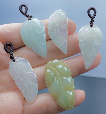 冰白飘黄叶子双面雕吊坠忠贤翡翠