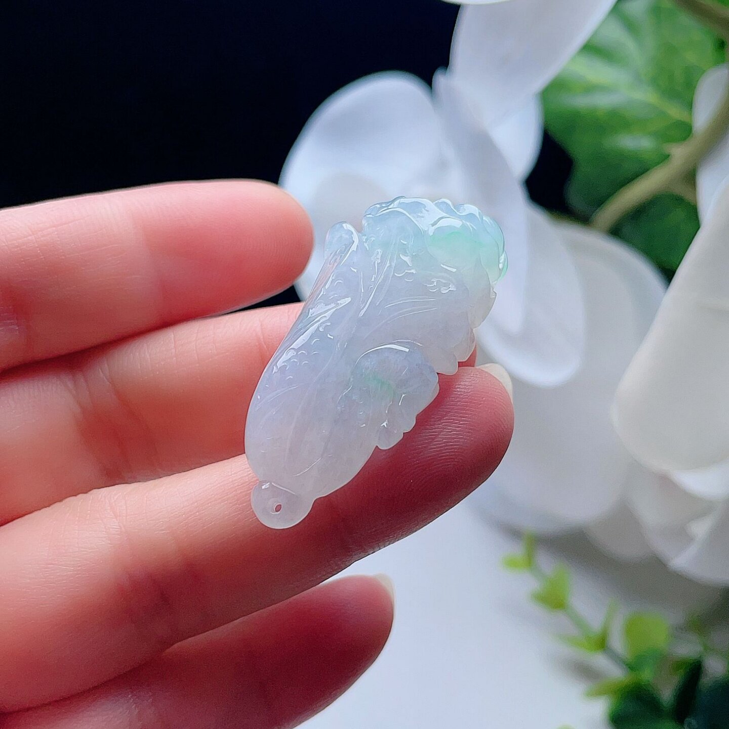 天然翡翠白菜吊坠乳白飘阳绿百财