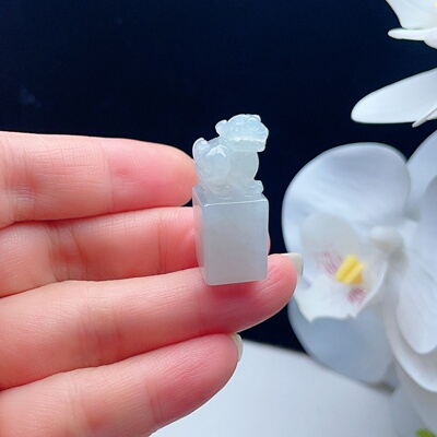 天然翡翠貔貅印章乳白淡绿清新