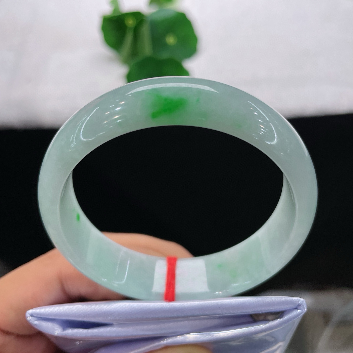 天然A货缅甸老坑料翡翠玉镯56.6m圈口一抹绿手镯白底青飘嫩绿阳绿