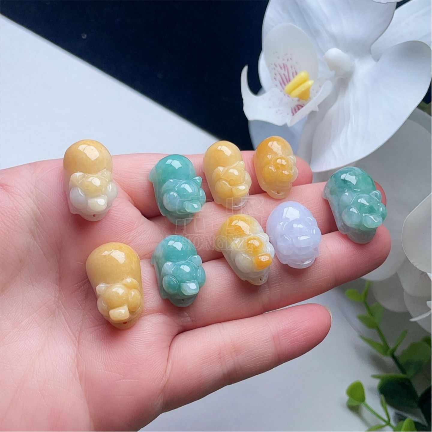 天然翡翠生肖猪淡紫乳白黄乳白淡