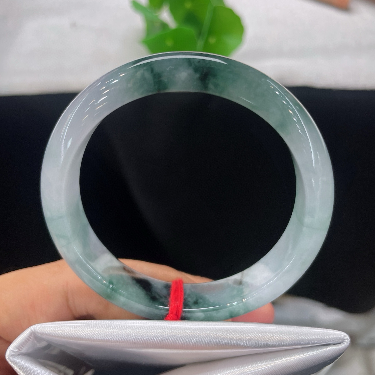 天然A货翡翠手镯飘花乳白54mm正圈缅甸老坑白飘蓝花玉镯幸运圈