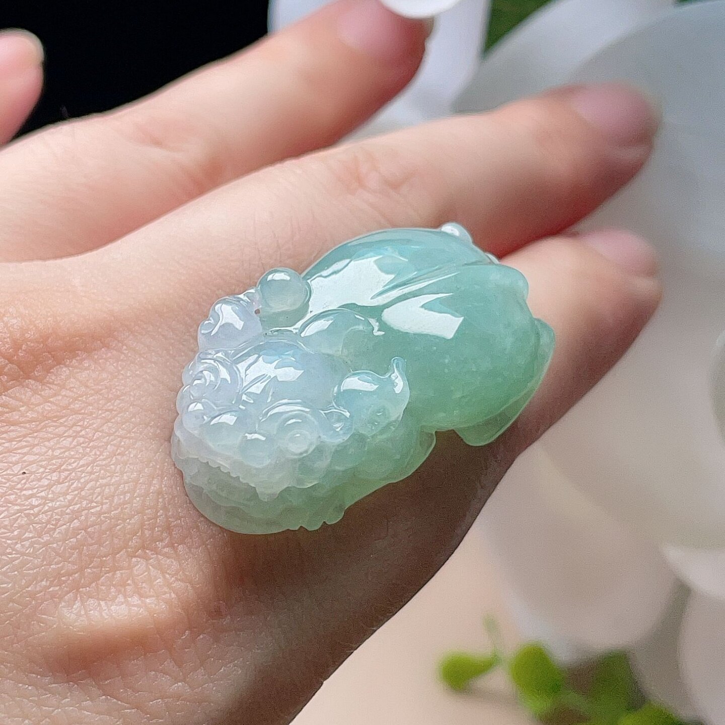 天然翡翠霸王貔貅吊坠乳白淡阳绿
