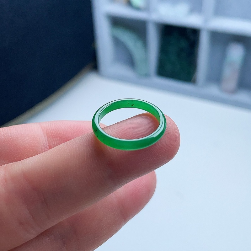 天然翡翠细边戒指满辣阳绿飘乌鸡