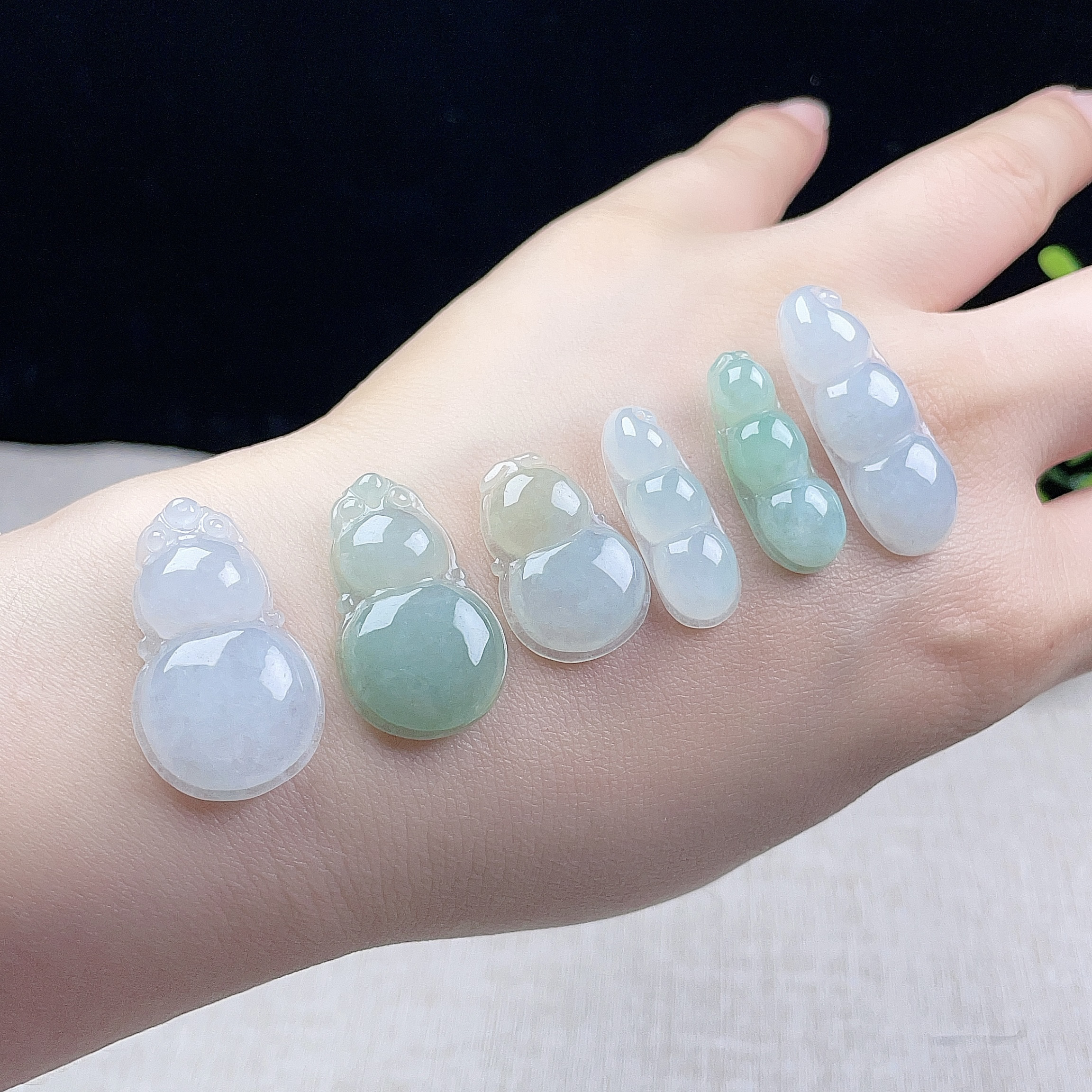 天然翡翠福豆葫芦吊坠乳白淡绿