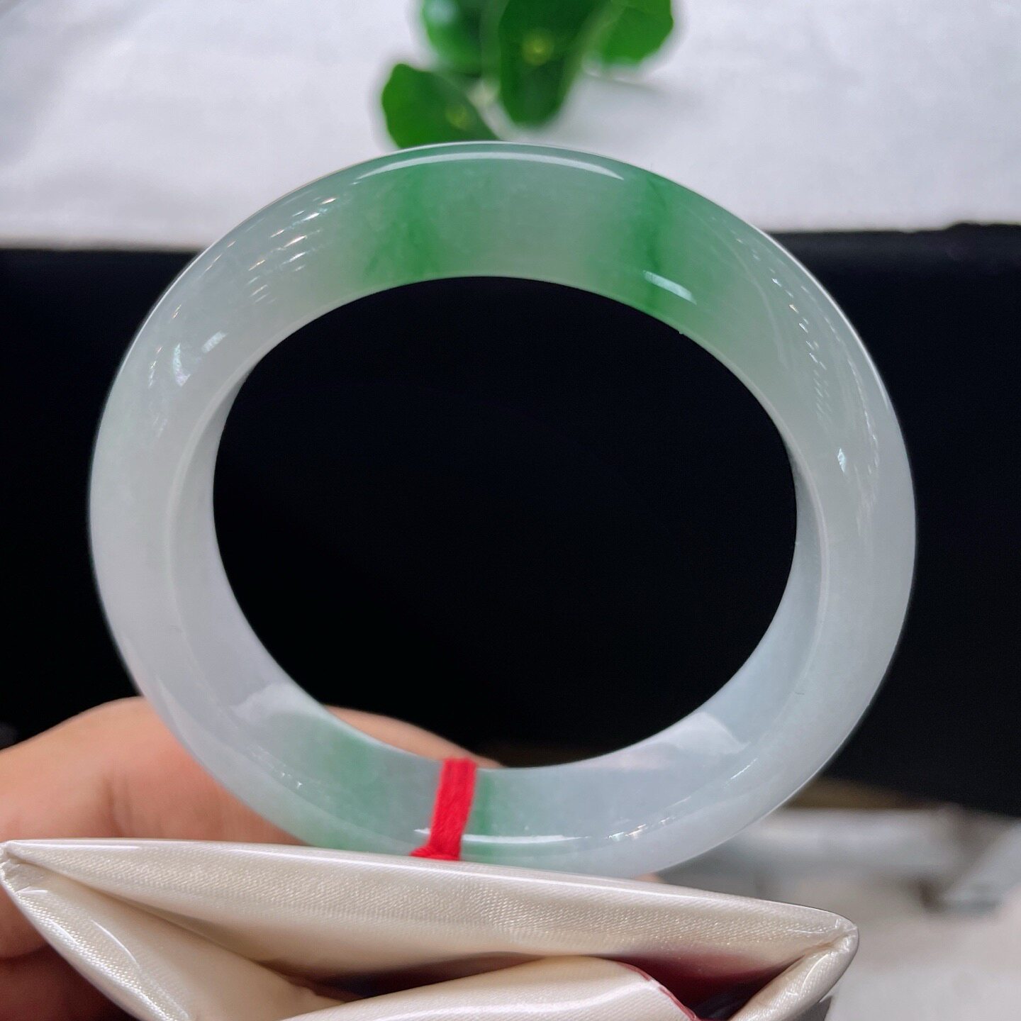 天然A货翡翠手镯淡绿飘阳绿51.5mm缅甸老坑正圈玉镯小号白底镯子