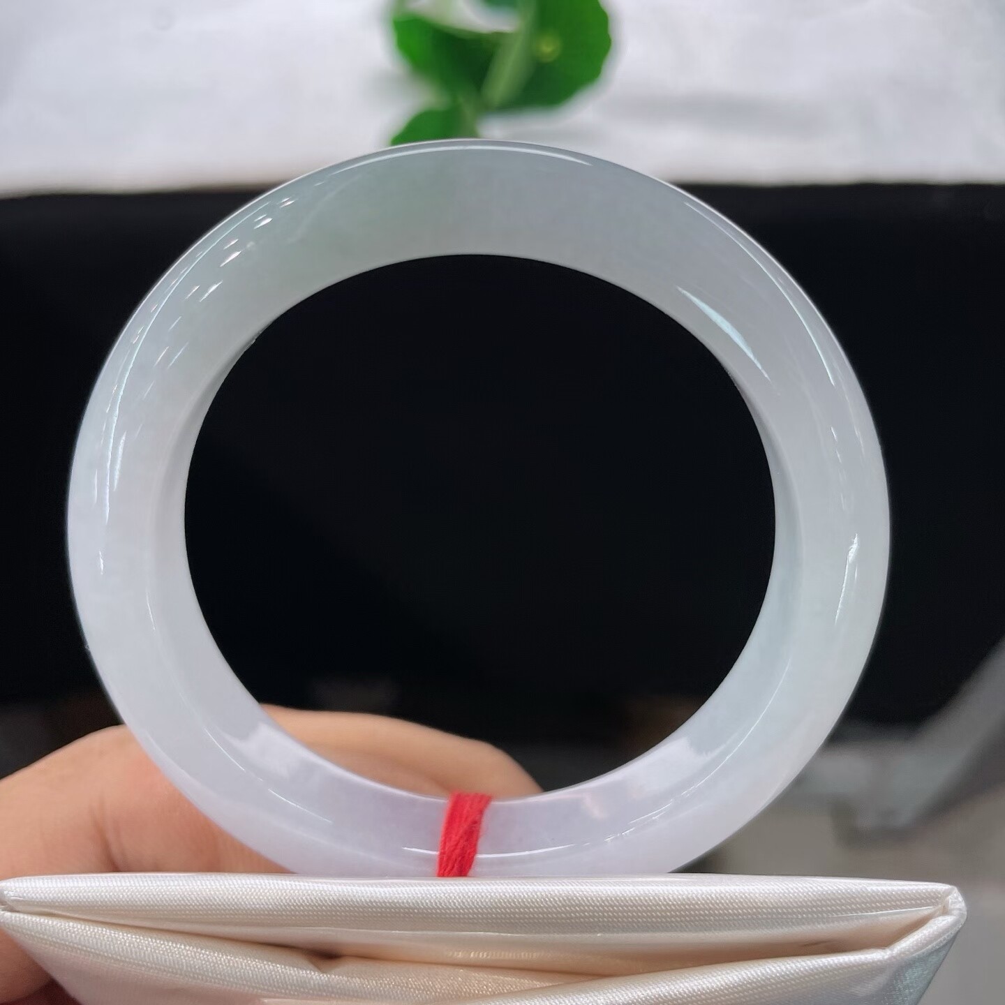天然A货翡翠手镯白底53mm缅甸老坑玉镯乳白浅晴色正圈镯子
