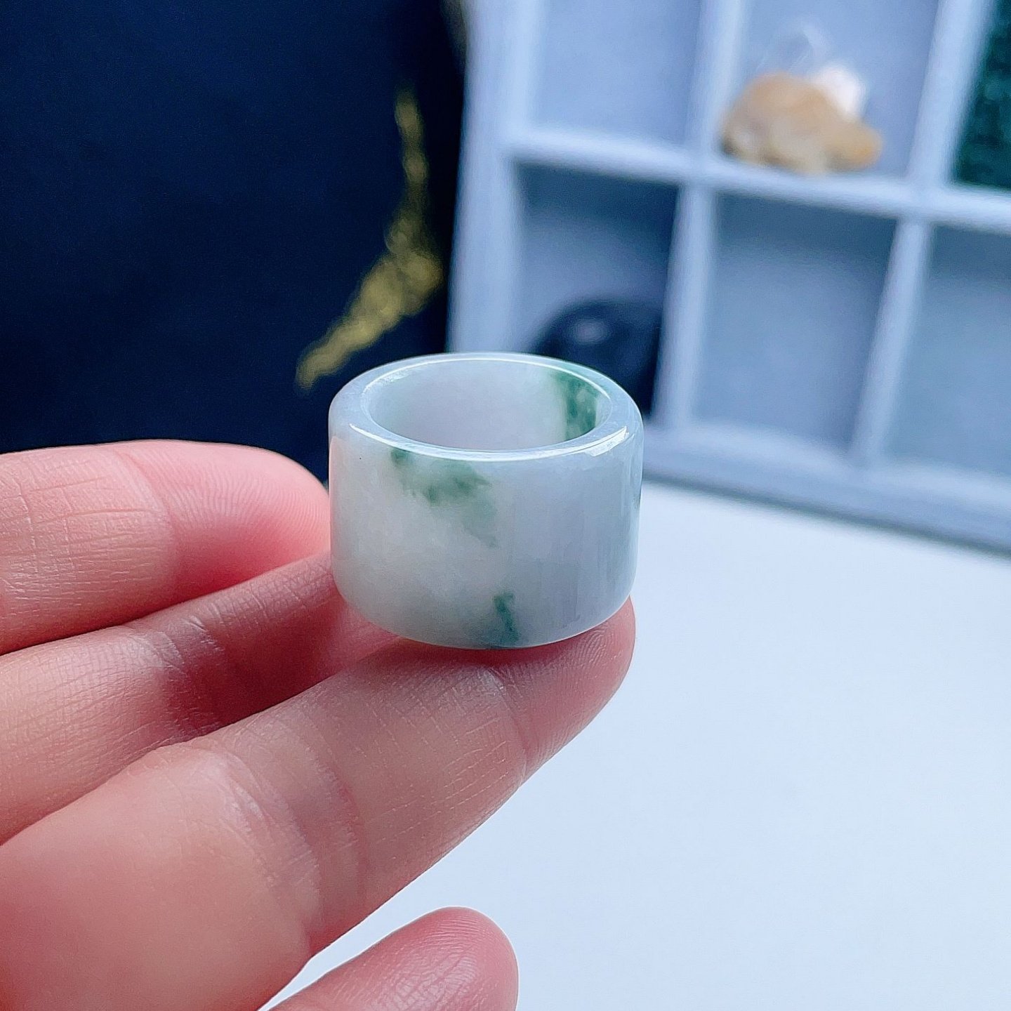 天然翡翠方扳指乳白淡绿飘花意境