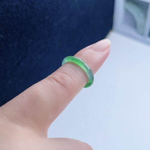 天然翡翠细边戒指晴水阳绿飘乌鸡