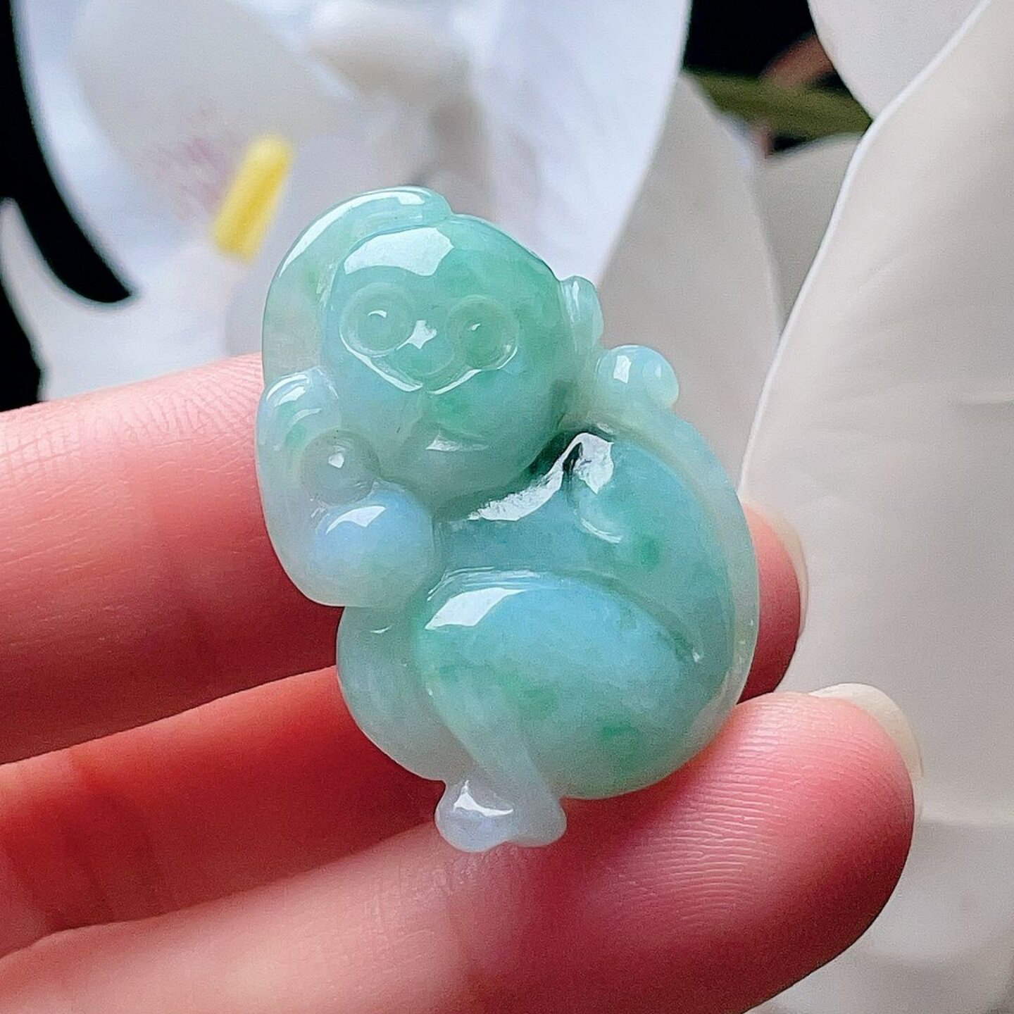 天然翡翠生肖猴吊坠乳白阳绿飘花