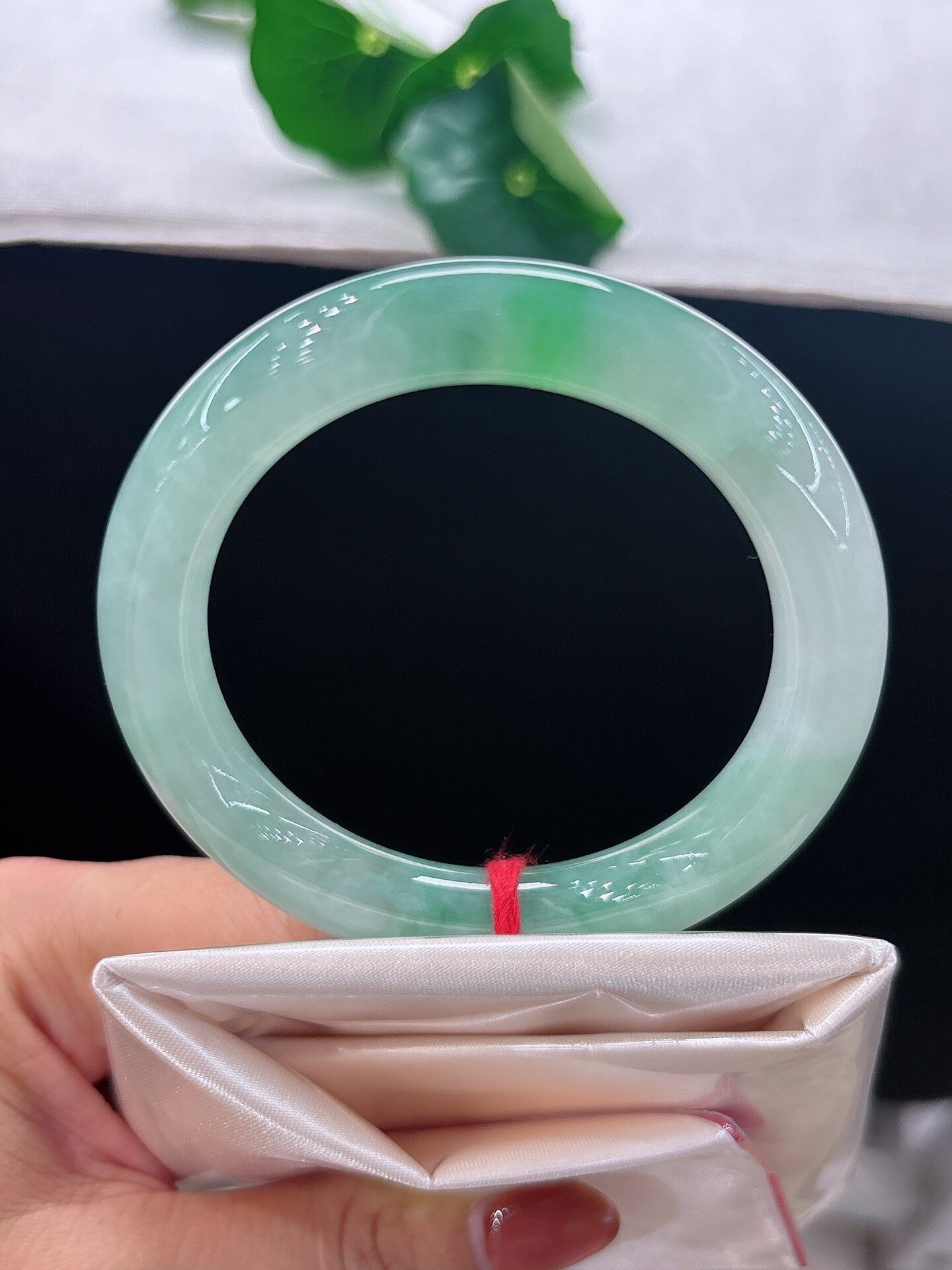 天然A货翡翠飘花手镯53mm缅甸老坑圆条玉镯白底飘绿手环幸运圈