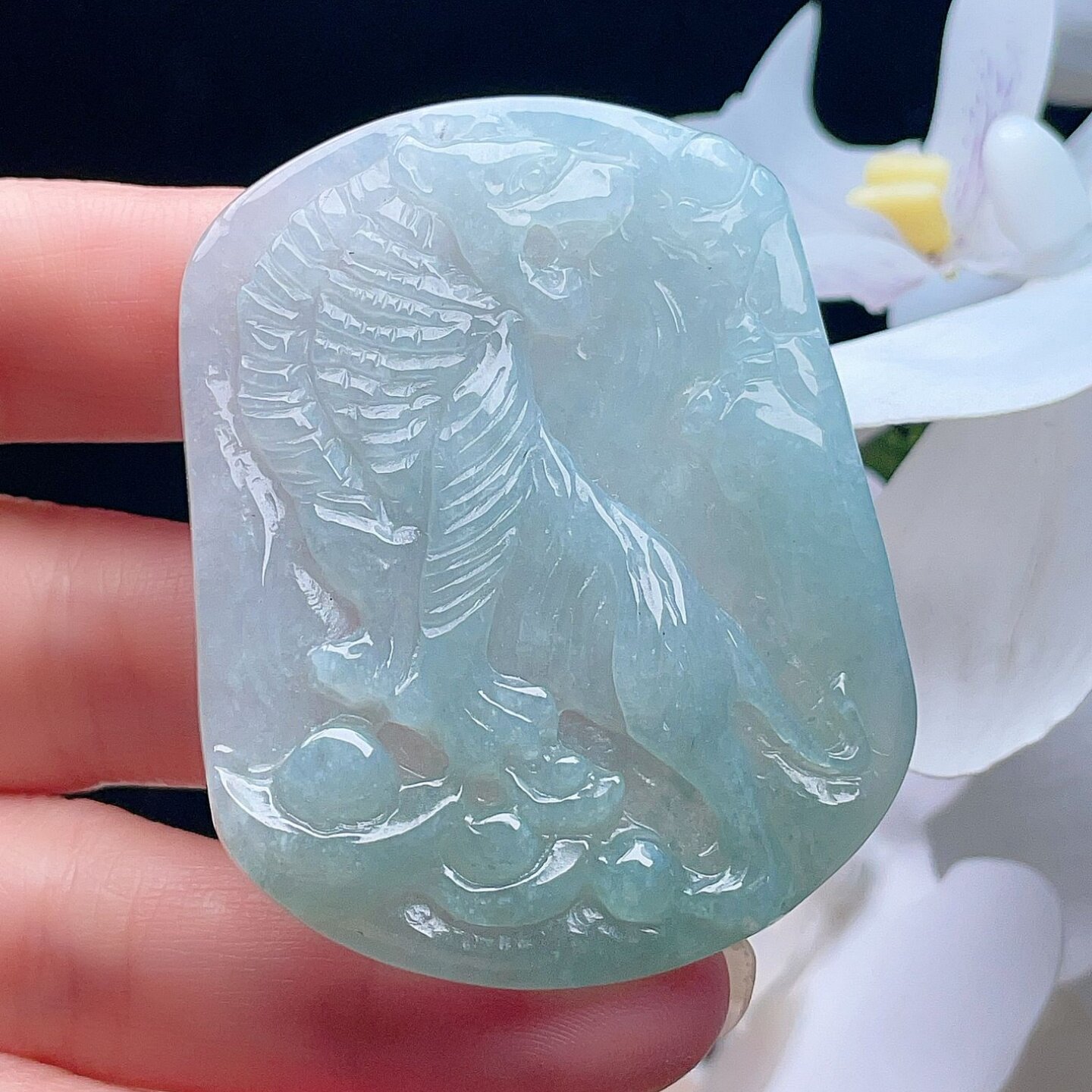 天然翡翠生肖虎吊坠淡油绿上山虎