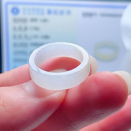 天然翡翠方戒指乳白飘黄双彩意境