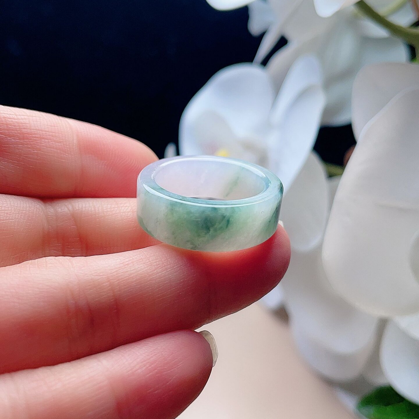 天然翡翠宽边方戒指乳白飘菠菜绿