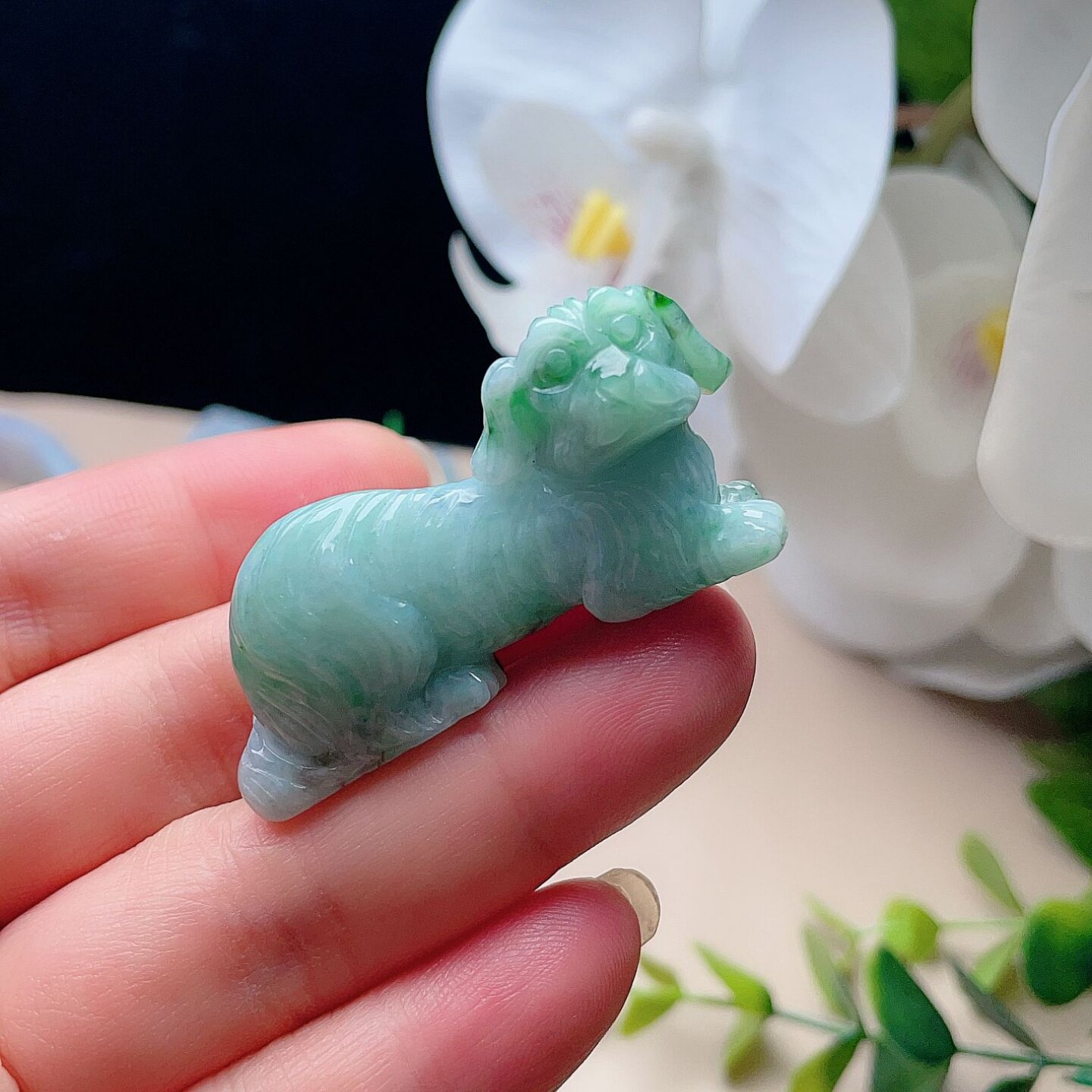 天然翡翠生肖狗吊坠淡阳绿飘油绿