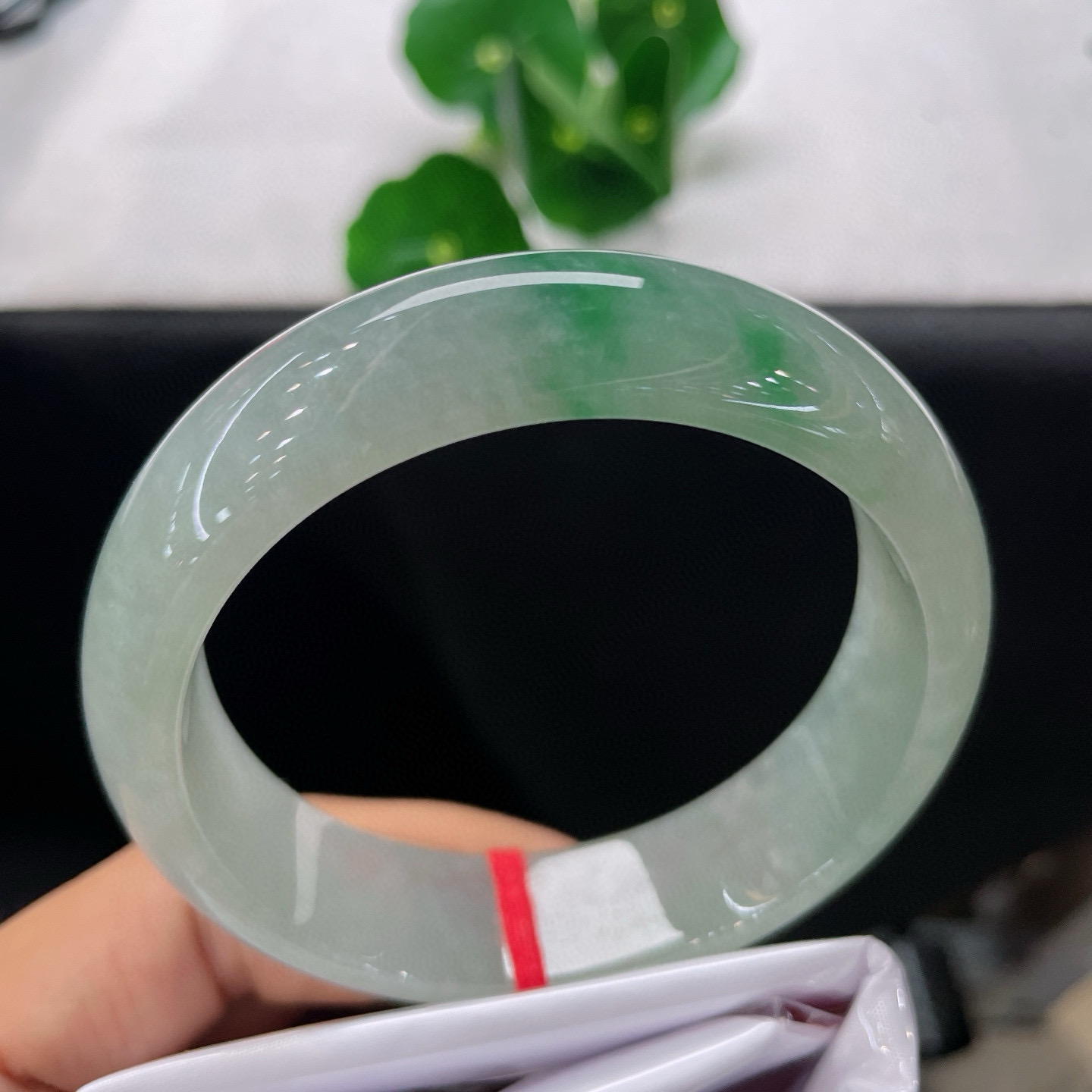 A货翡翠飘花手镯60.5mm正圈缅甸天然老坑玉镯飘绿花意境清新雅致