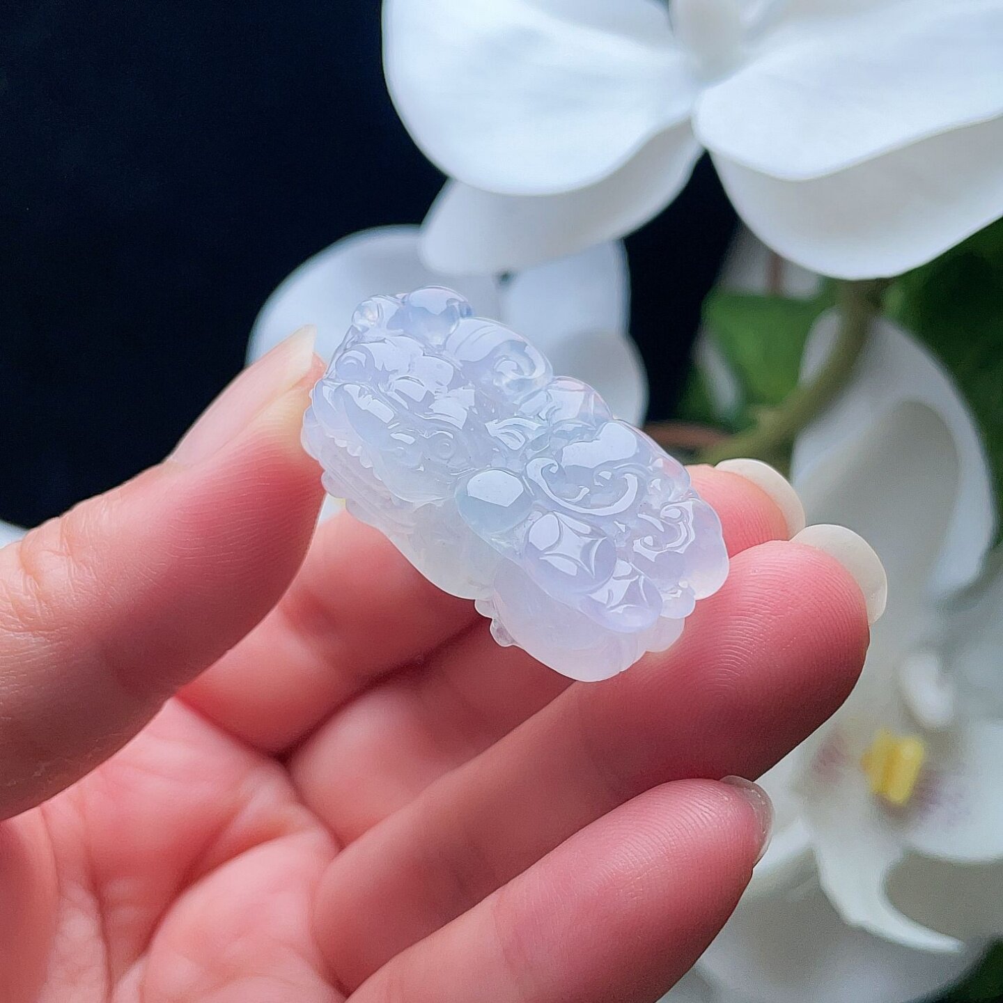 天然翡翠冰种霸王貔貅乳白淡绿