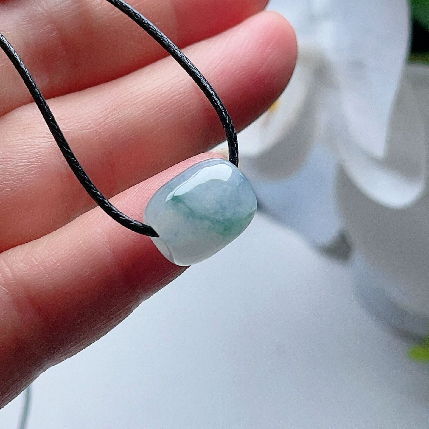 天然翡翠冰种小路路通乳白淡绿