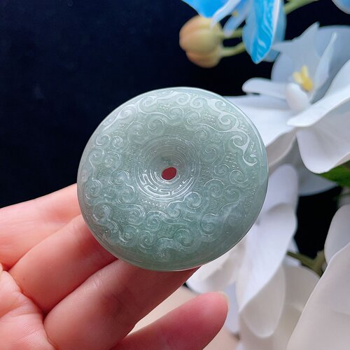 天然翡翠如意纹平安扣吊坠淡绿