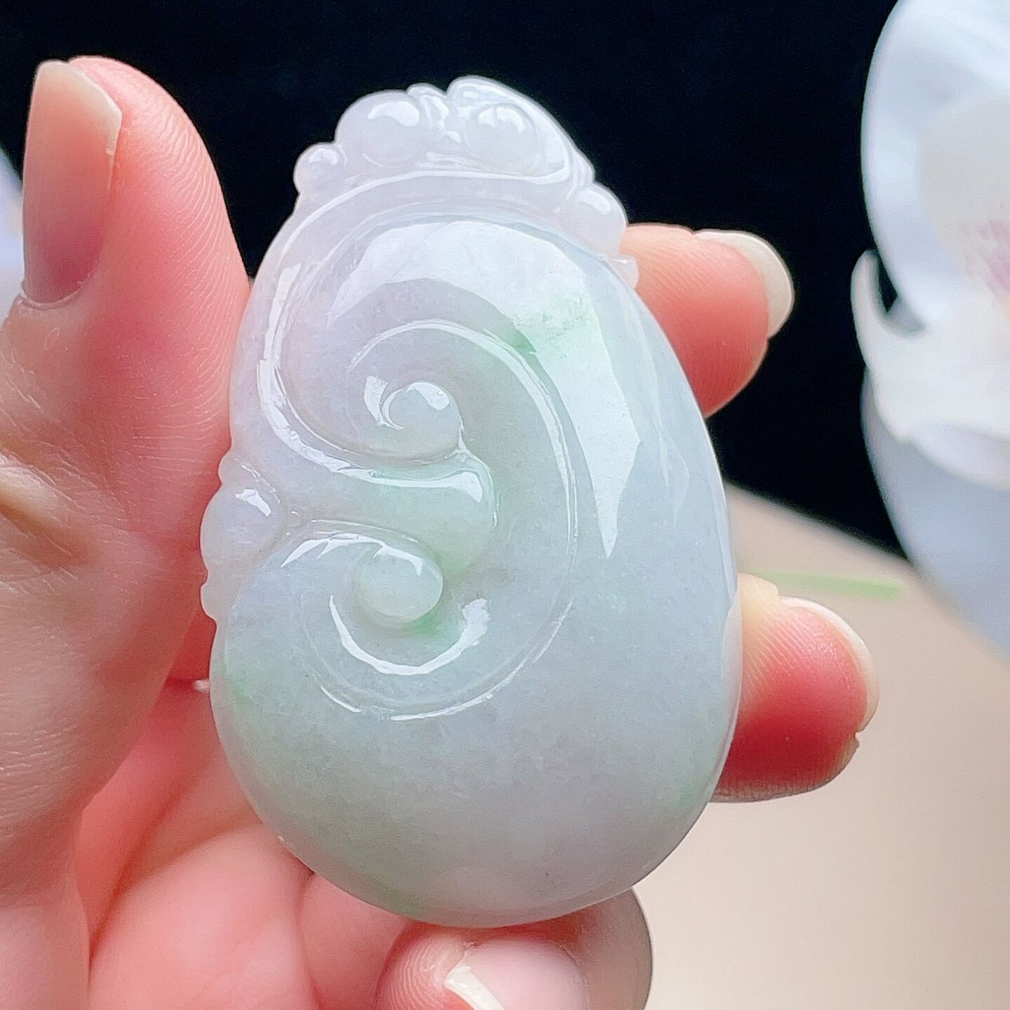 天然翡翠厚装如意吊坠乳白飘阳绿