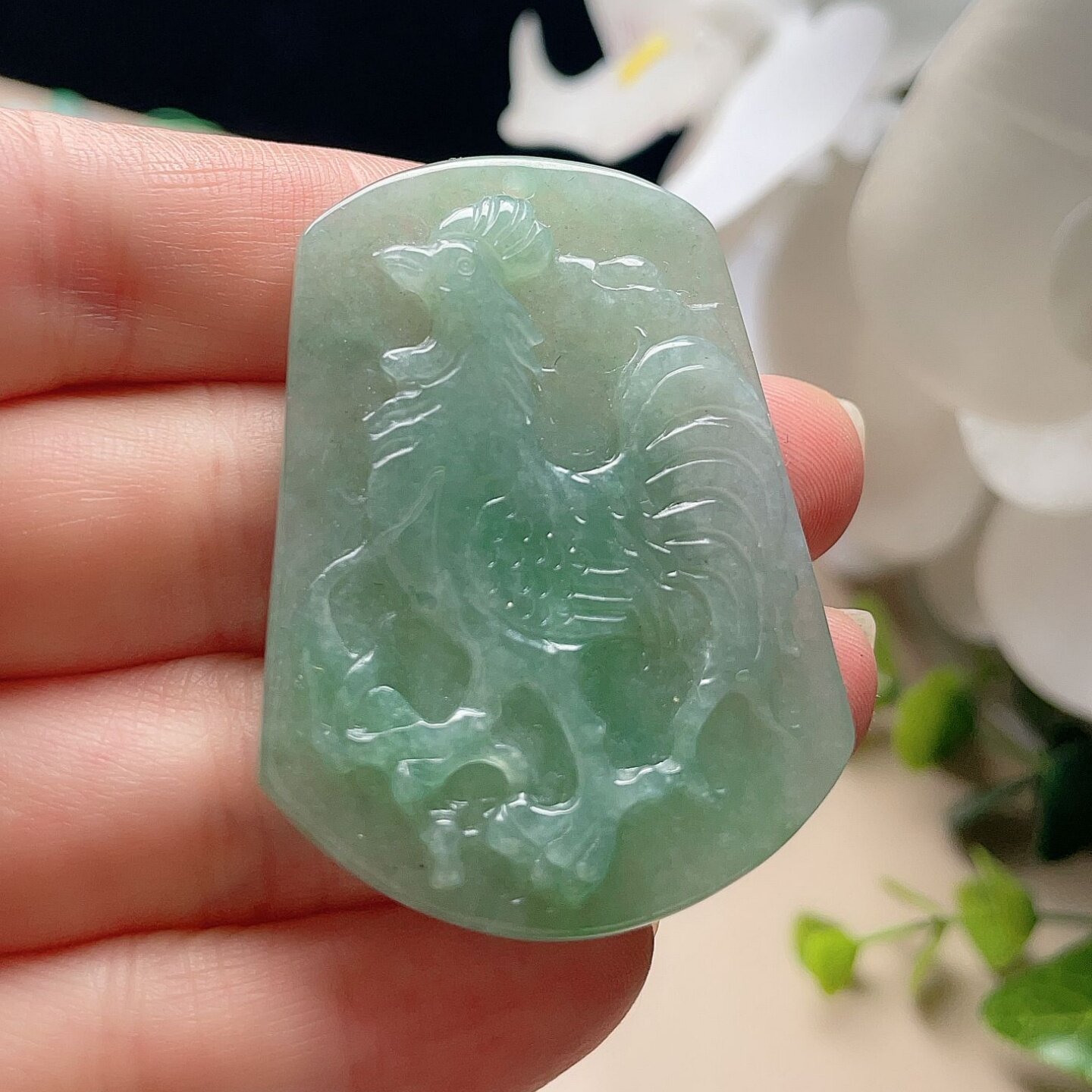 天然翡翠生肖鸡吊坠淡阳绿飘花