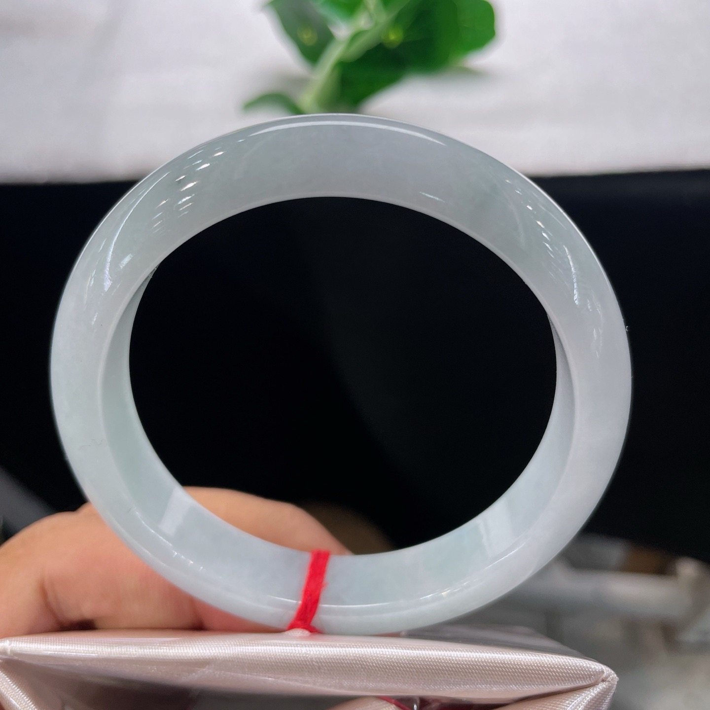 天然A货翡翠手镯乳白飘花57mm缅甸老坑镯子意境清新优雅正圈玉镯