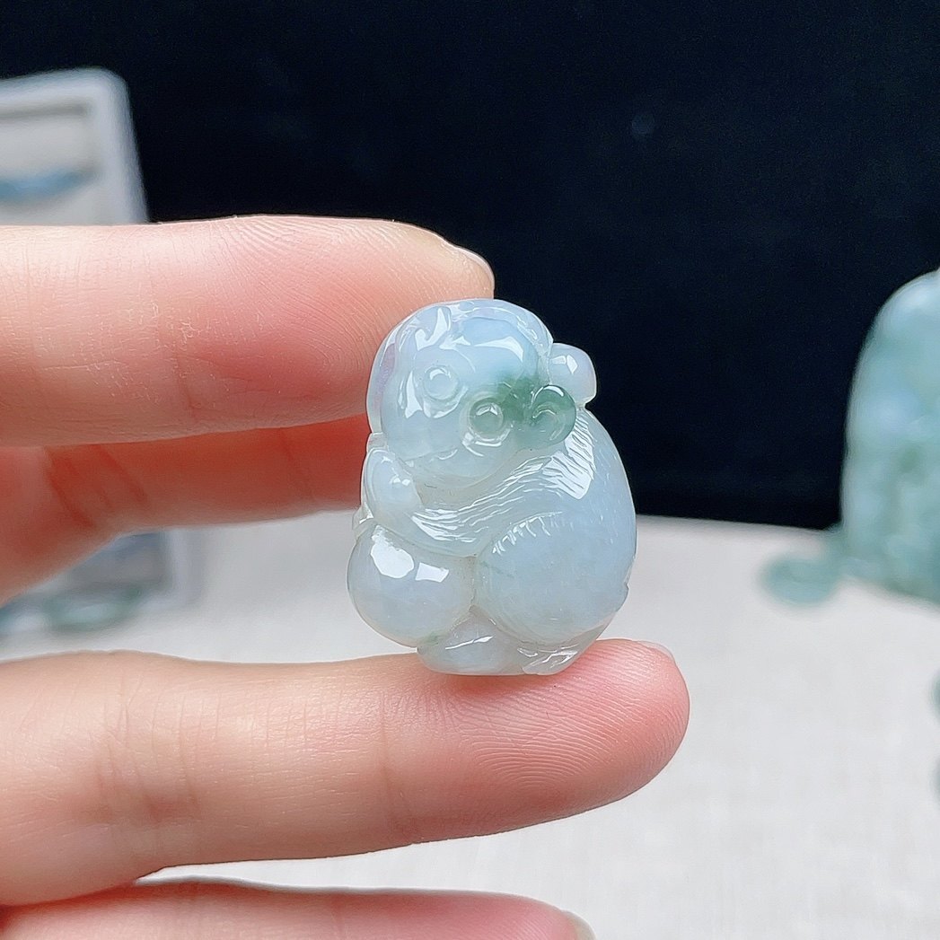冰糯种乳白淡绿飘花立体灵猴献桃