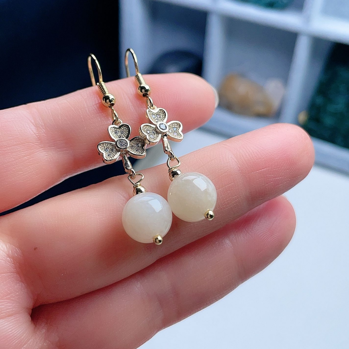 天然翡翠圆珠耳坠一对淡黄吉祥