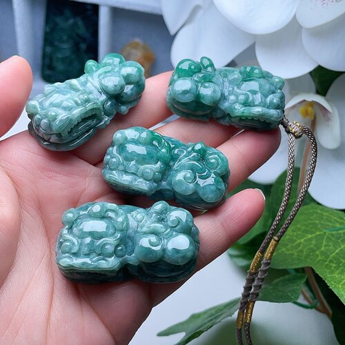 天然翡翠霸王貔貅吊坠满绿淡阳绿