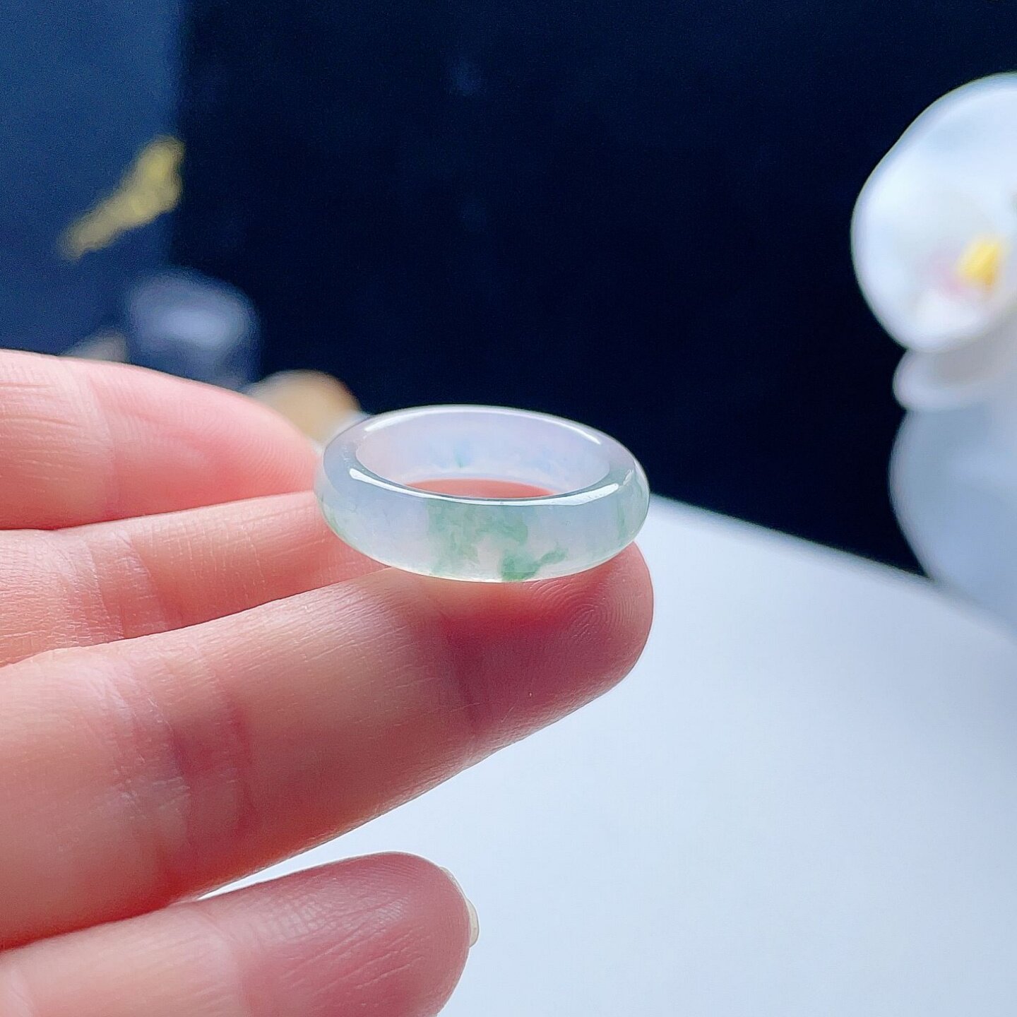 天然翡翠冰种戒指乳白淡绿飘花